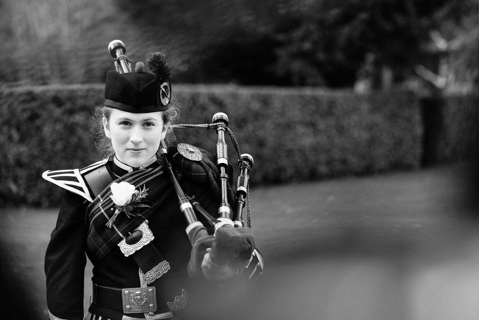 Piper awaits the bride and groom at Larmertree Gardens